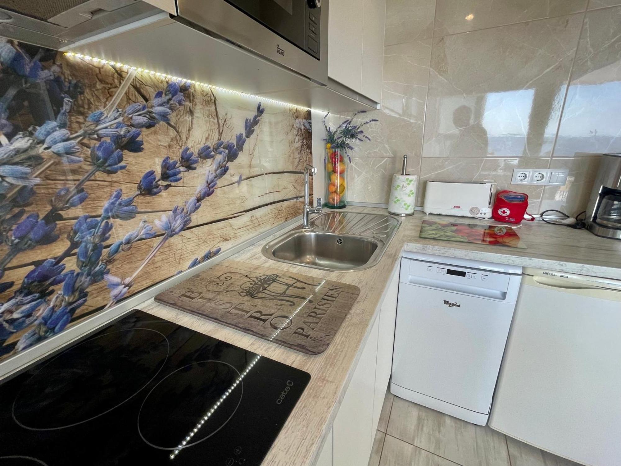 Magnifique En Front De Mer, Caneylles Apartment Roses