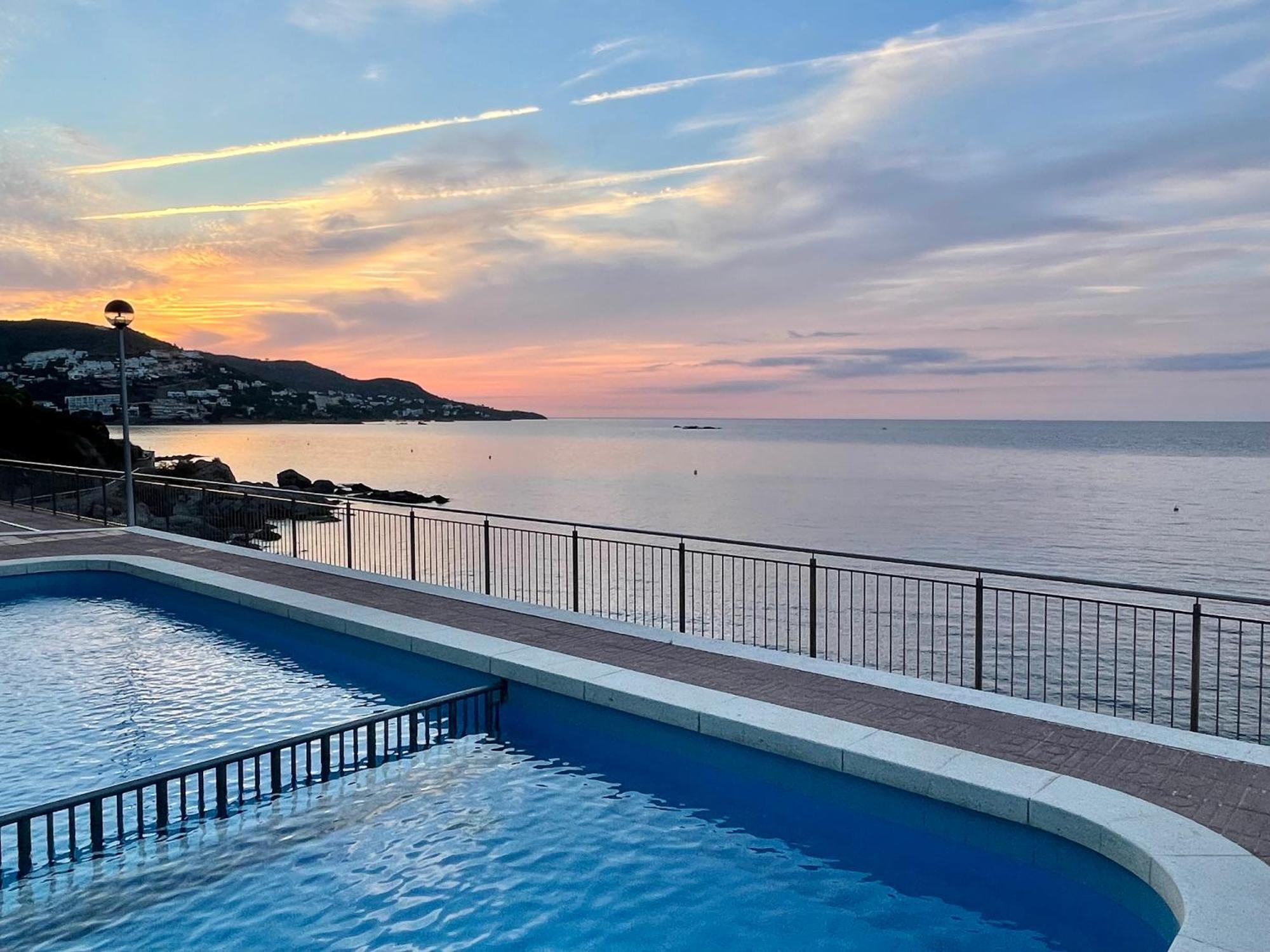 Magnifique En Front De Mer, Caneylles Roses